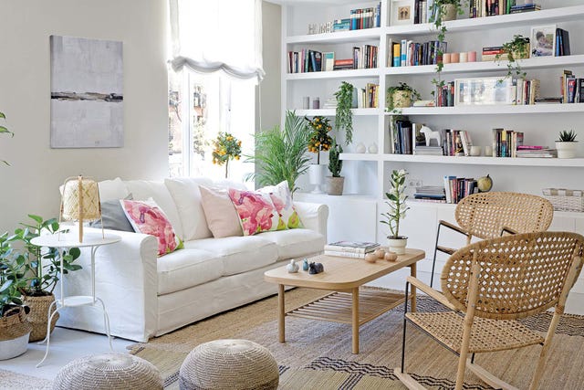 salón blanco con plantas y complementos