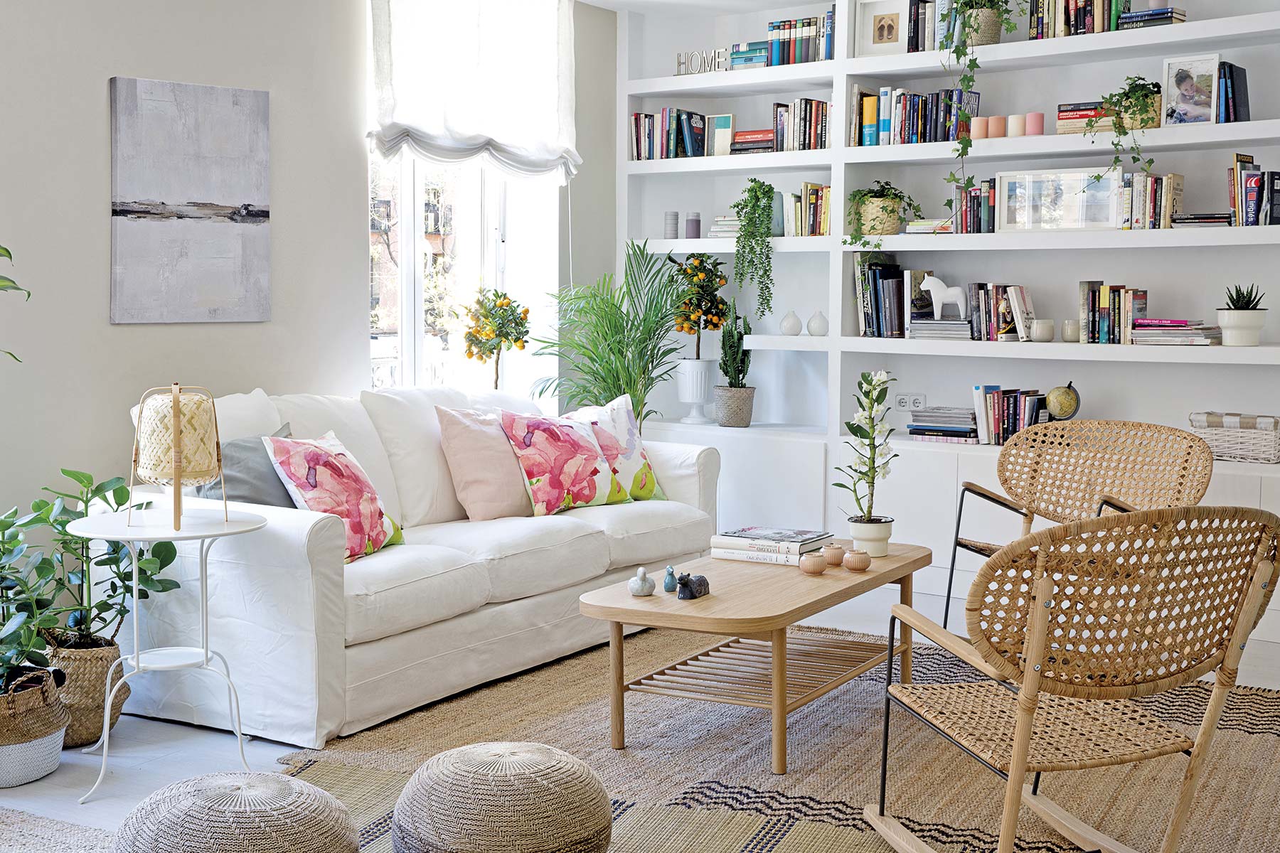 salón blanco con plantas y complementos