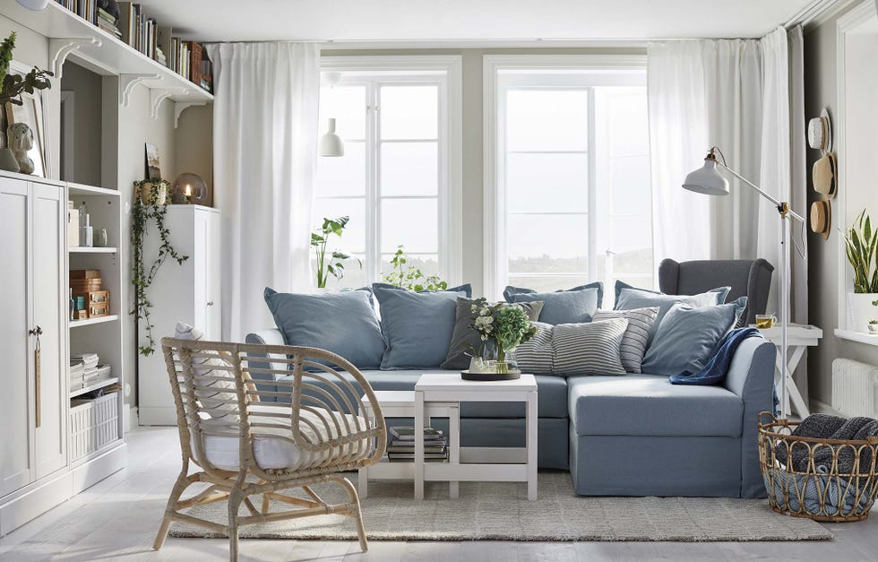 salón blanco con sofá azul