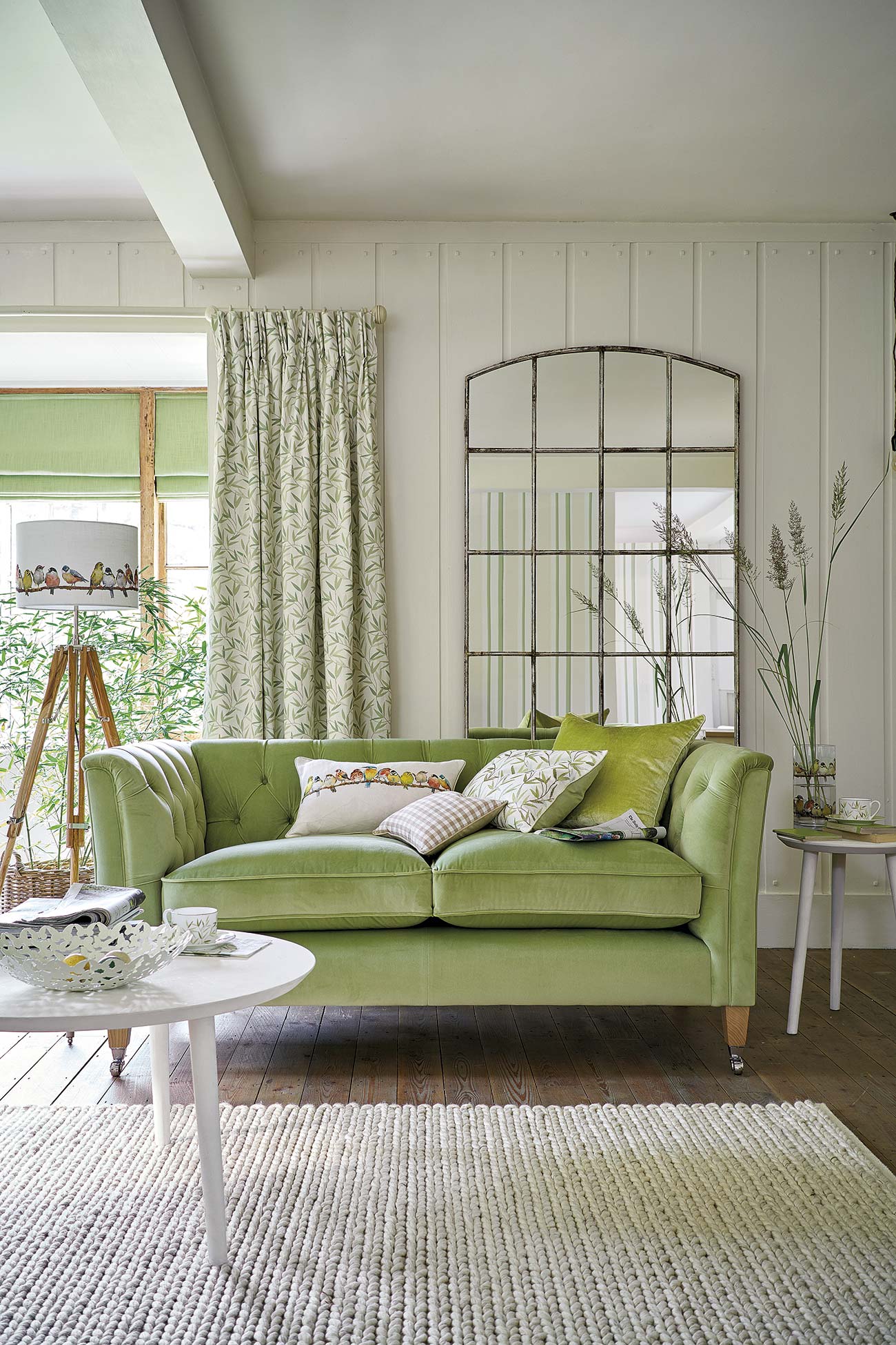salón de verano con sofá verde