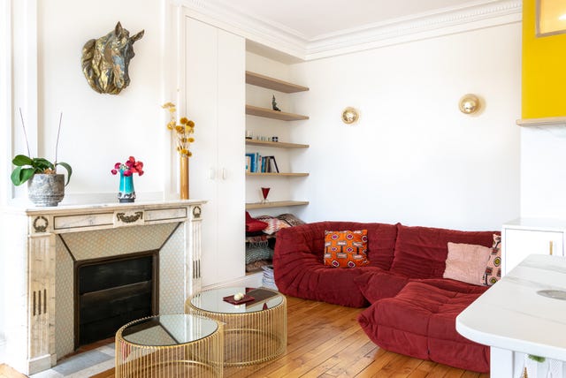 apartamento vesale, de maema architectes, en parís, con decoración en amarilllo y dorado