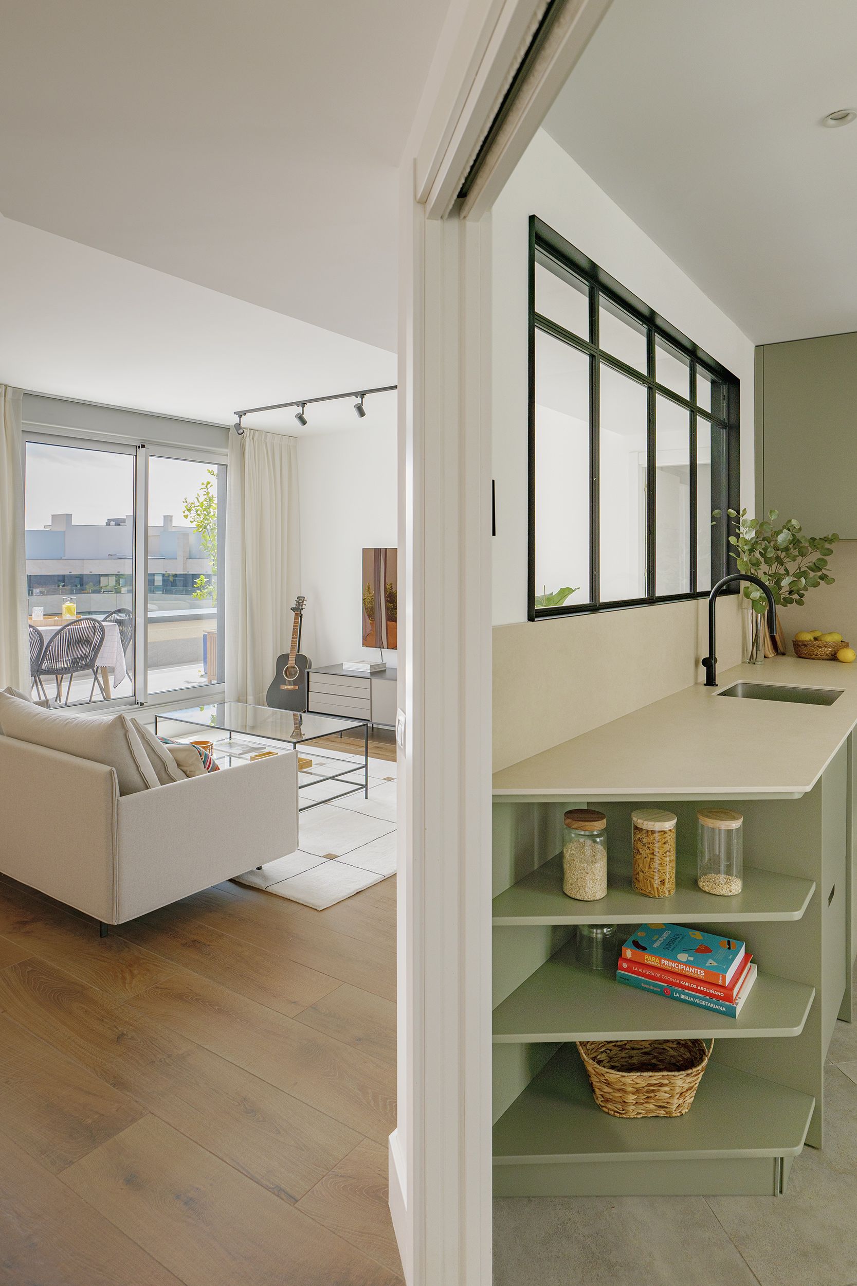 Cocina en el salón de una vivienda unifamiliar - Ecléctico - Escalera -  Barcelona - de Punt de Vista