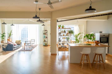 salón con cocina abierta y suelos de madera