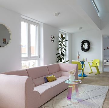 salon moderno con sofa rosa y sillas amarillas