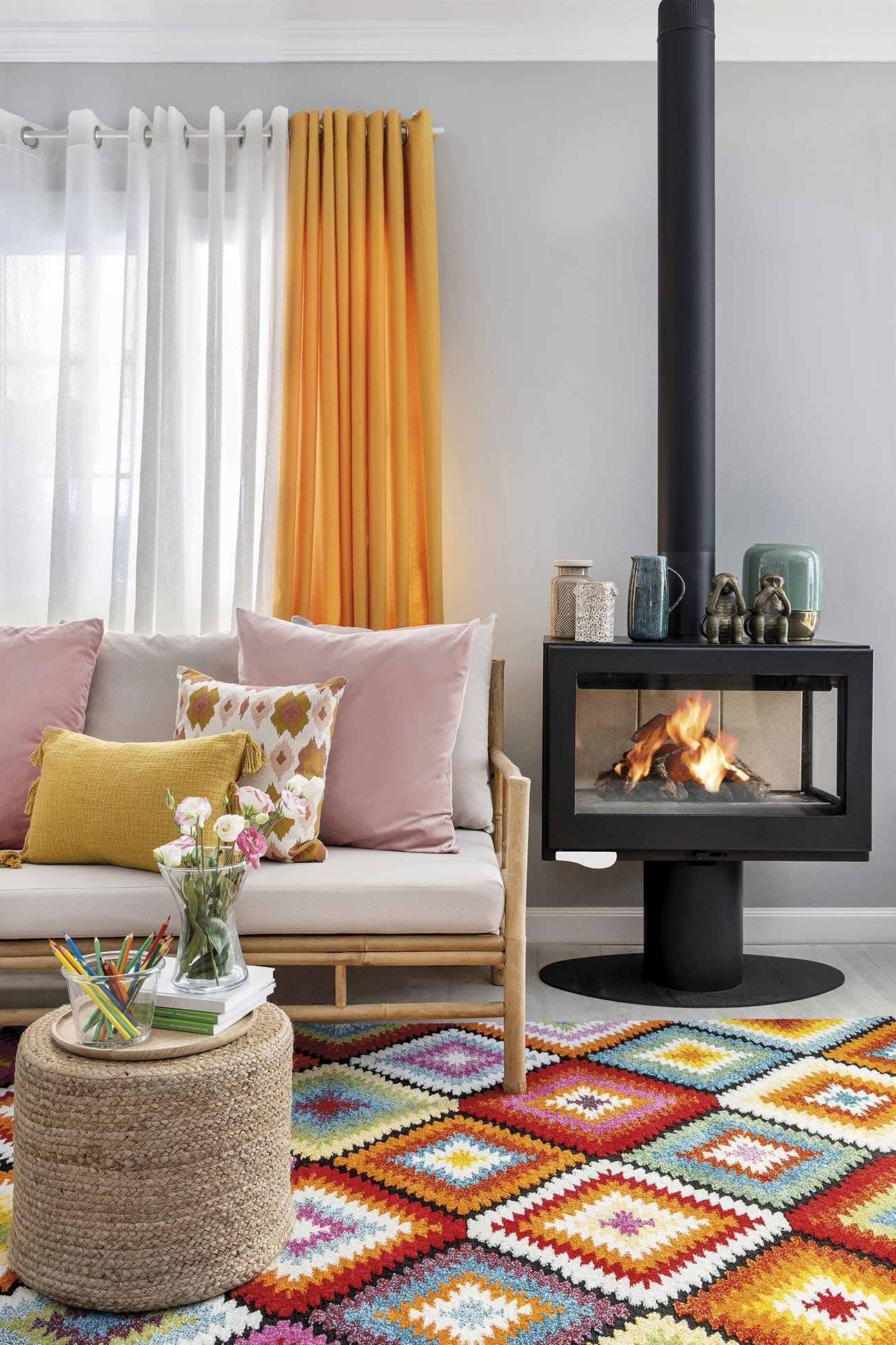 salón en tonos rosa y naranja con chimenea