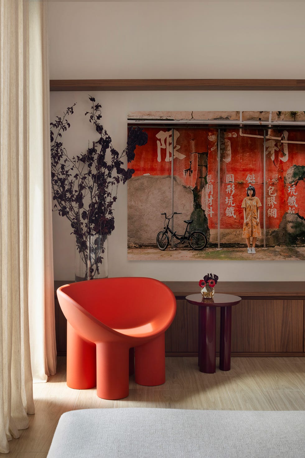 silla de color naranja con mesa auxiliar