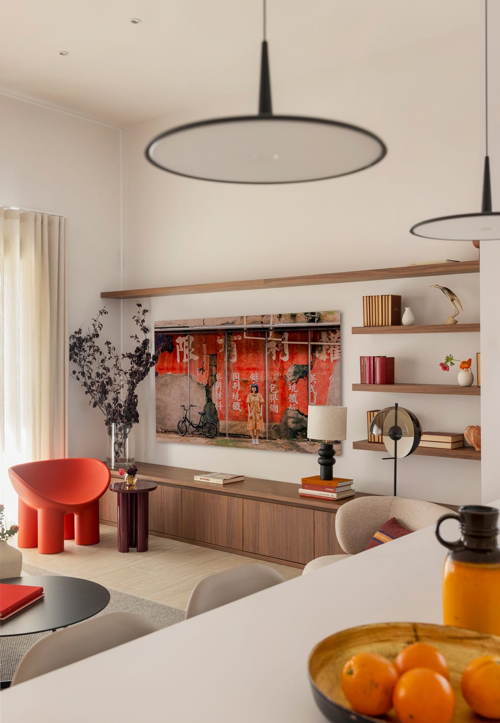 silla de color naranja con mesa auxiliar y mueble de tv de madera