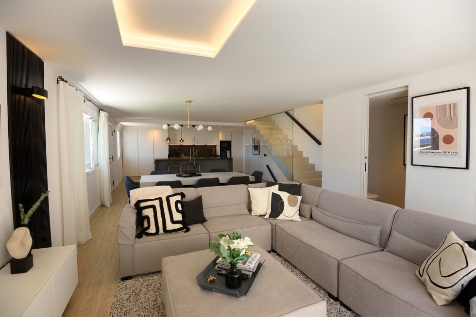 sofá esquinero gris en salón moderno