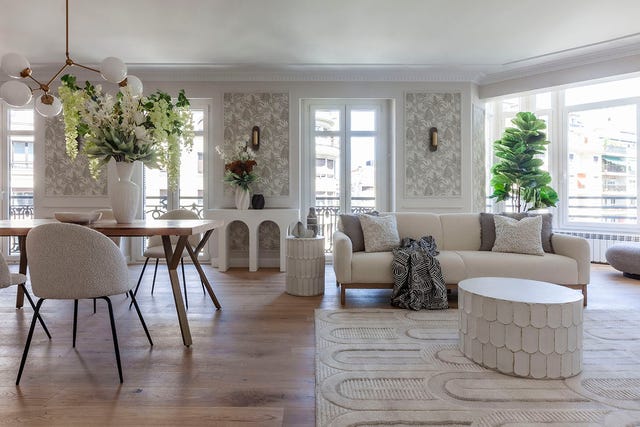 un salon en blanco y gris con balcones, papel pintado floral, sofa blanco y muebles modernos sofisticados