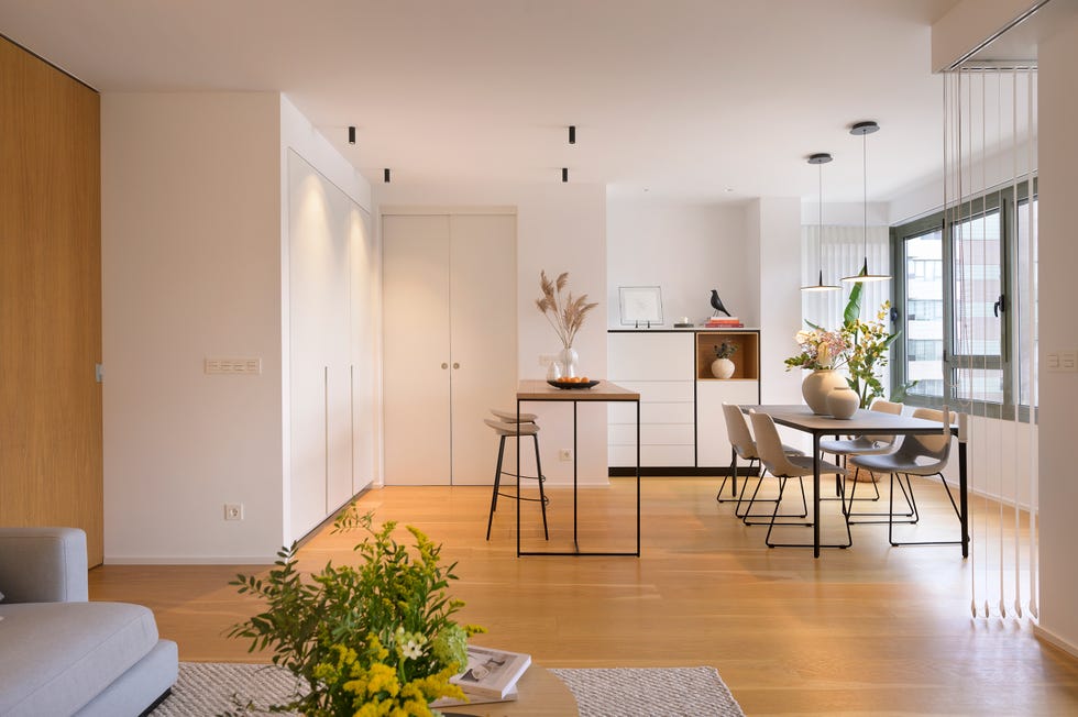 comedor con barra y taburetes y mesa con sillas