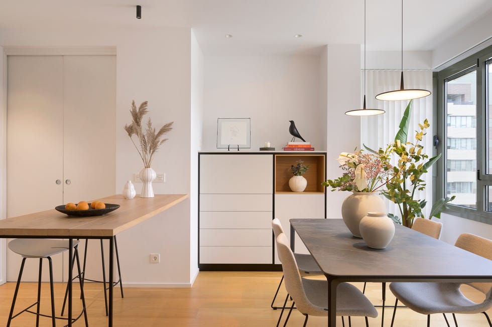 comedor con barra y taburetes y mesa con sillas