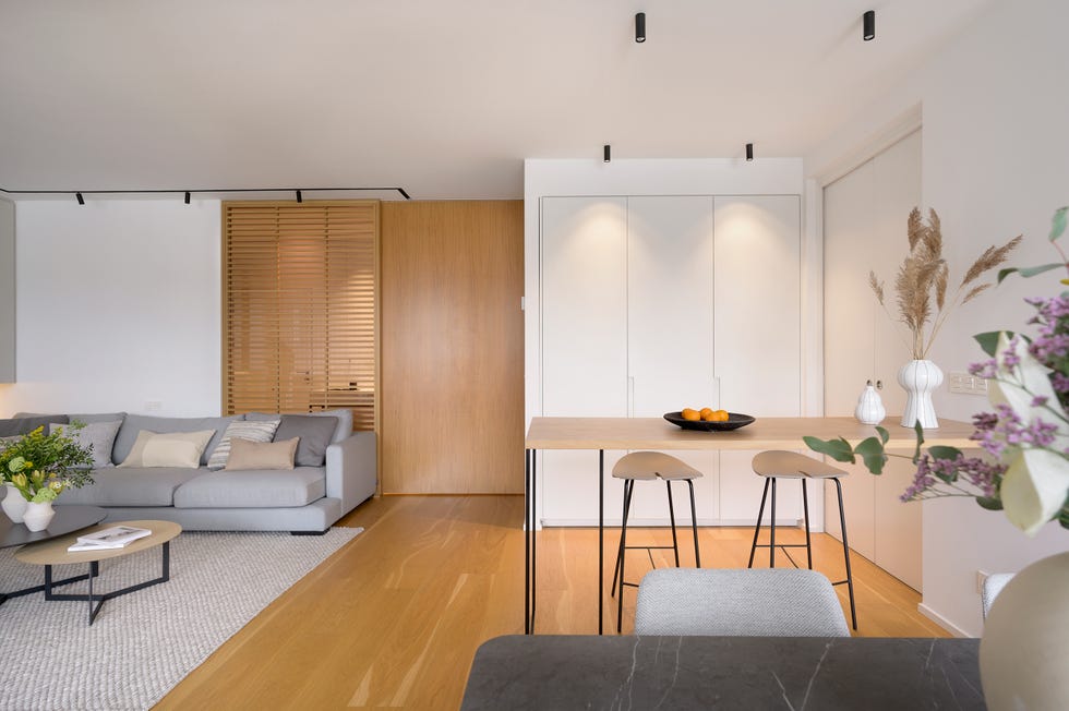 salón comedor decorado con madera y tonos neutros