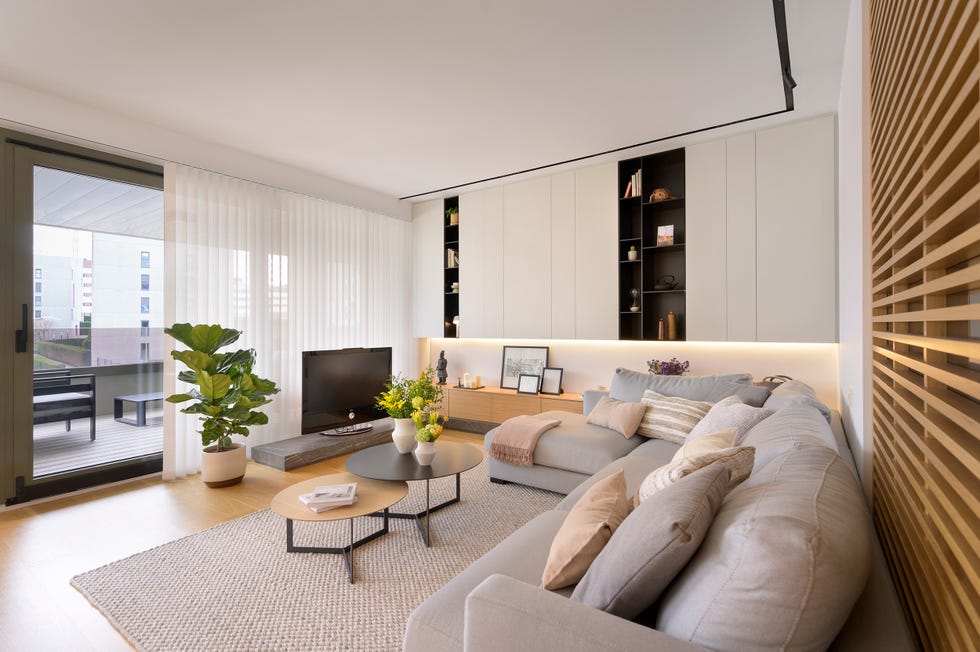salón minimalista cálido con sofá rinconera gris