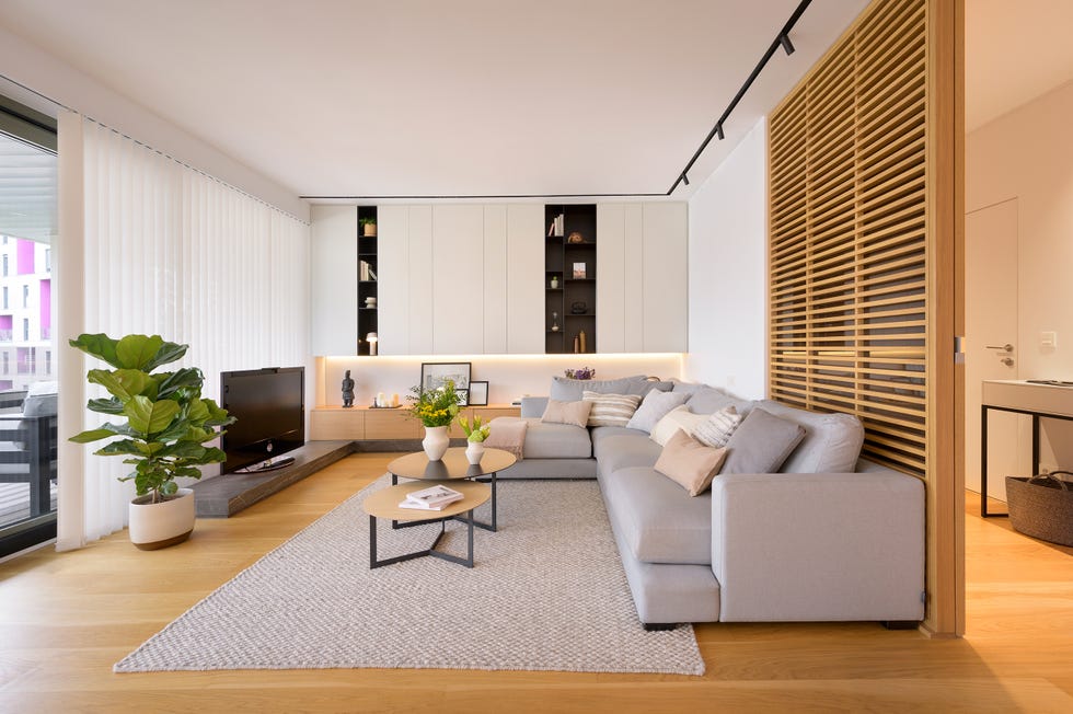 salón minimalista cálido con sofá rinconera gris