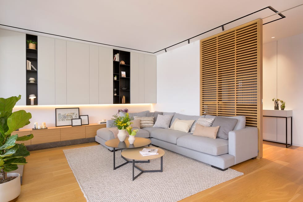 salón minimalista cálido con sofá rinconera gris