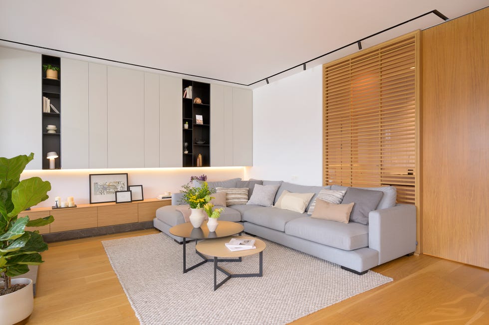 salón minimalista cálido con sofá rinconera gris