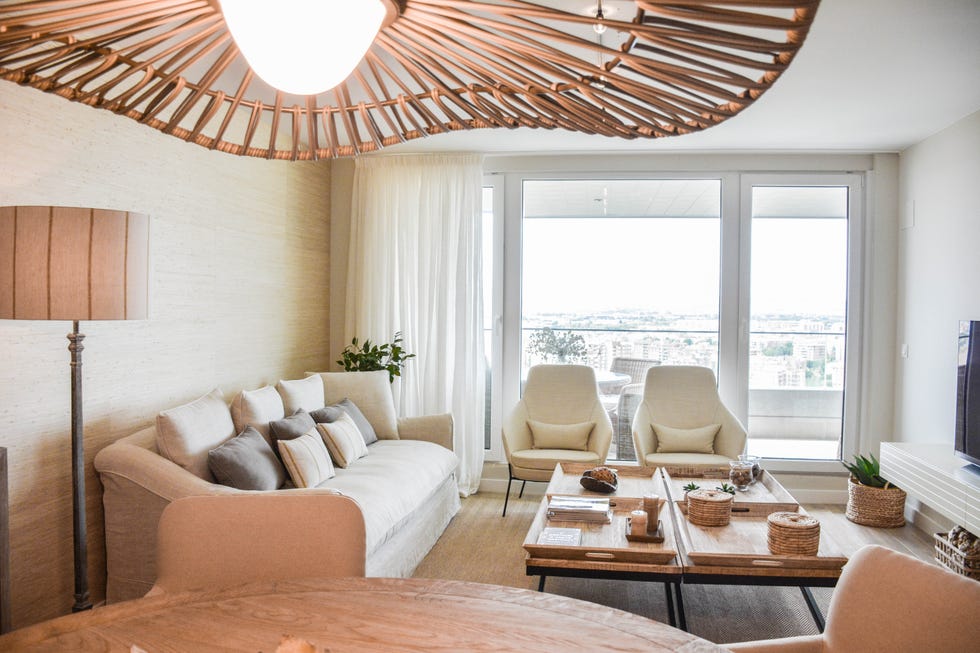 salón comedor con muebles de madera y sofá en tono neutro