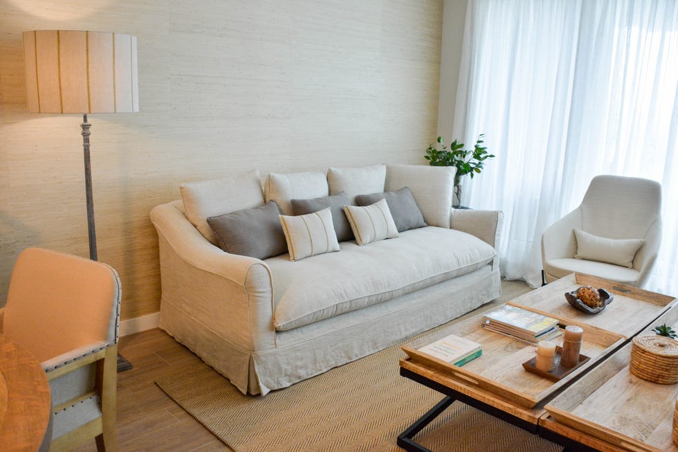 salón comedor con muebles de madera y sofá en tono neutro