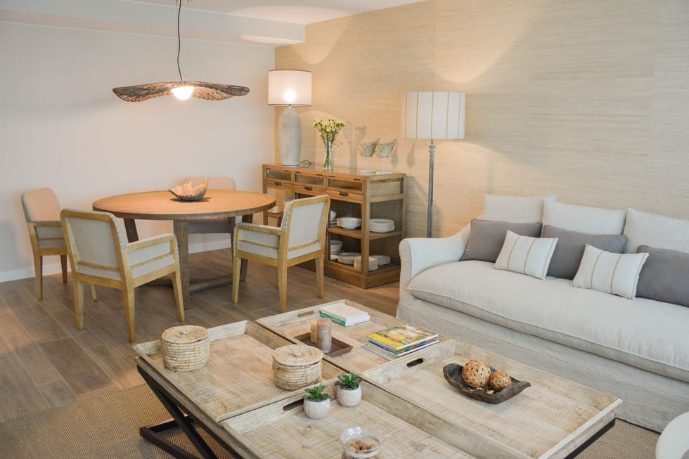 salón comedor con muebles de madera y sofá en tono neutro