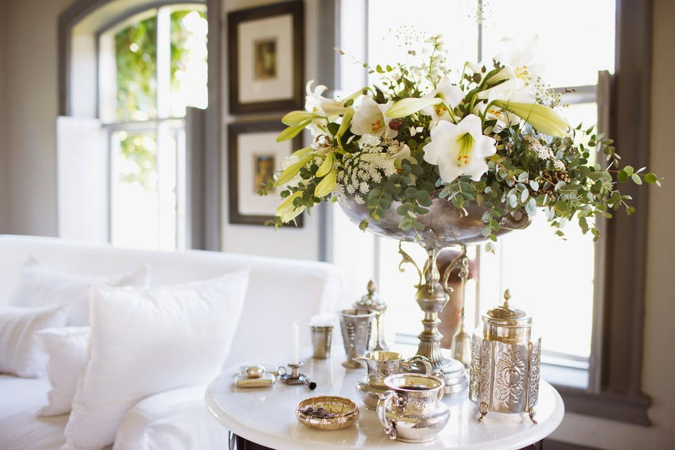salón bonito con jarrón lleno de flores
