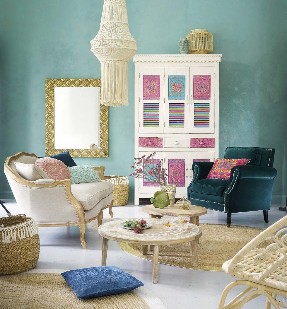 salón decorado con muebles recuperados