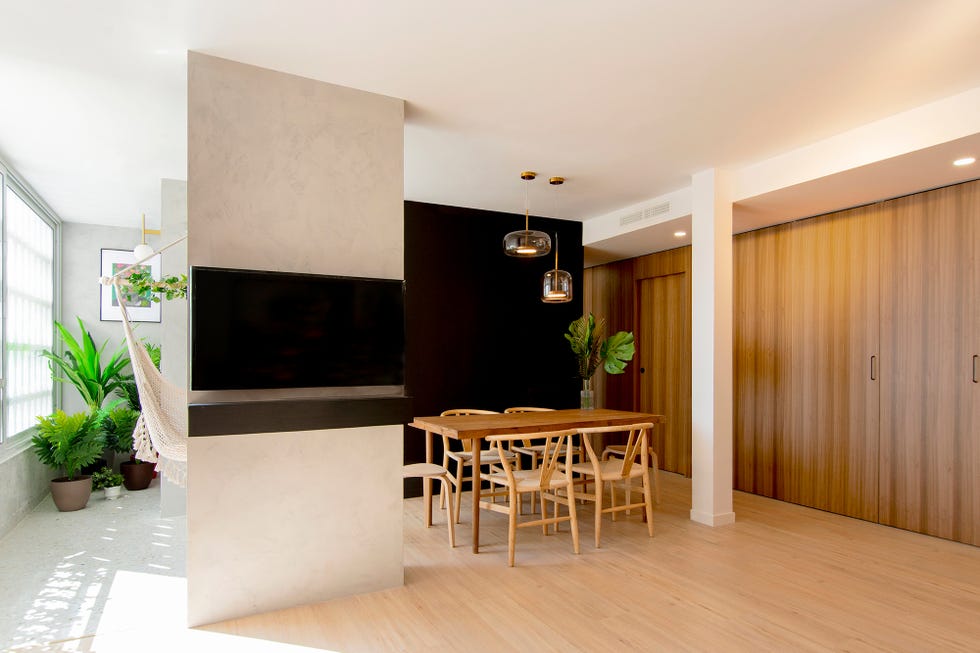 comedor abierto con suelo y pared de madera
