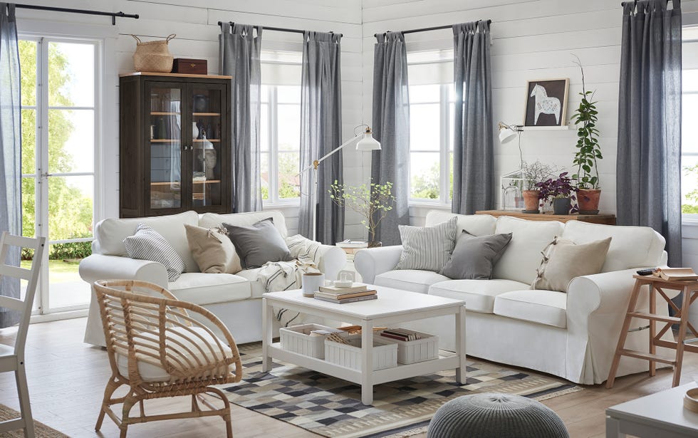 salón con sofás de color blanco