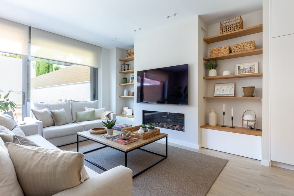 salón con sofás y chimenea