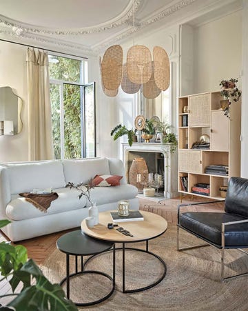 salón moderno con cortinas y materiales naturales