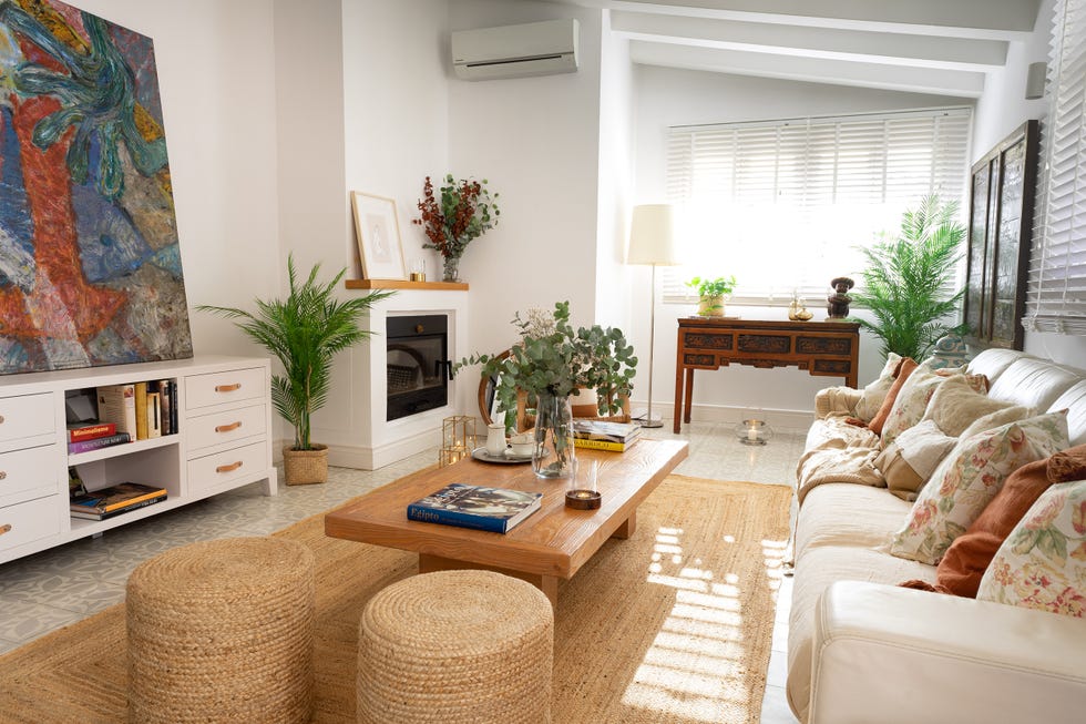 salón decorado con madera y fibras naturales en tonos cálidos