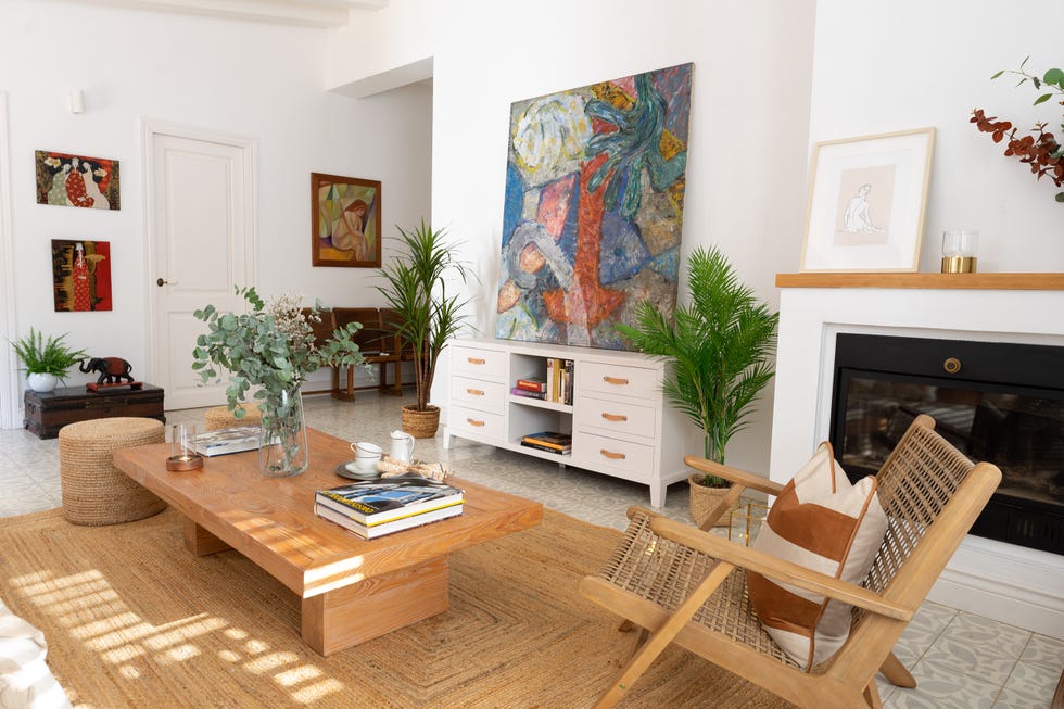 salón decorado con madera y fibras naturales en tonos cálidos