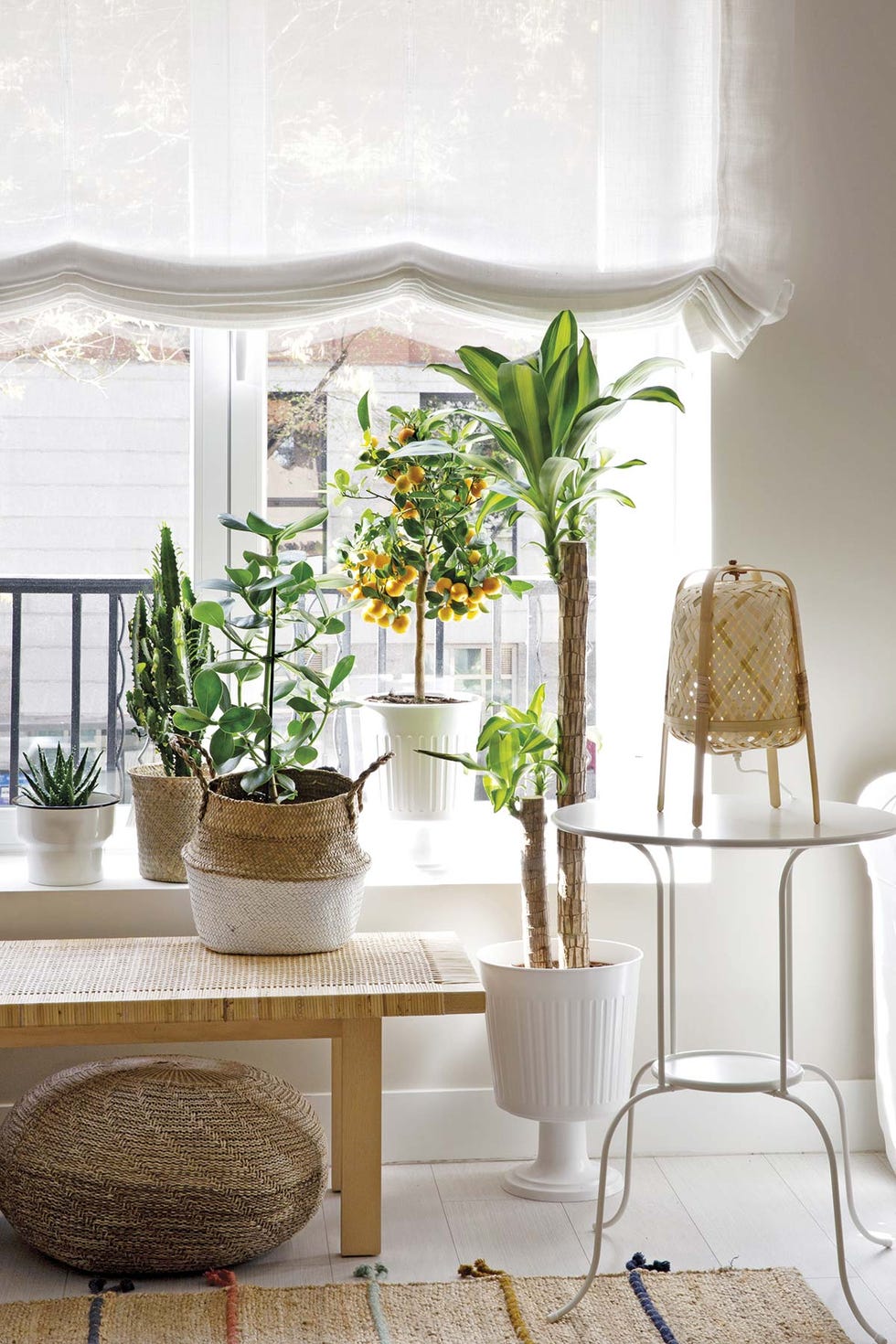 salón blanco con muebles de ikea y plantas