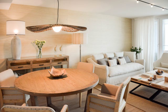 salón comedor con muebles de madera y sofá en tono neutro