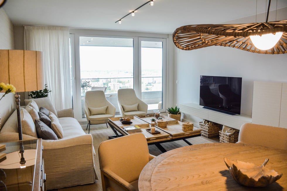 salón comedor con muebles de madera y sofá en tono neutro