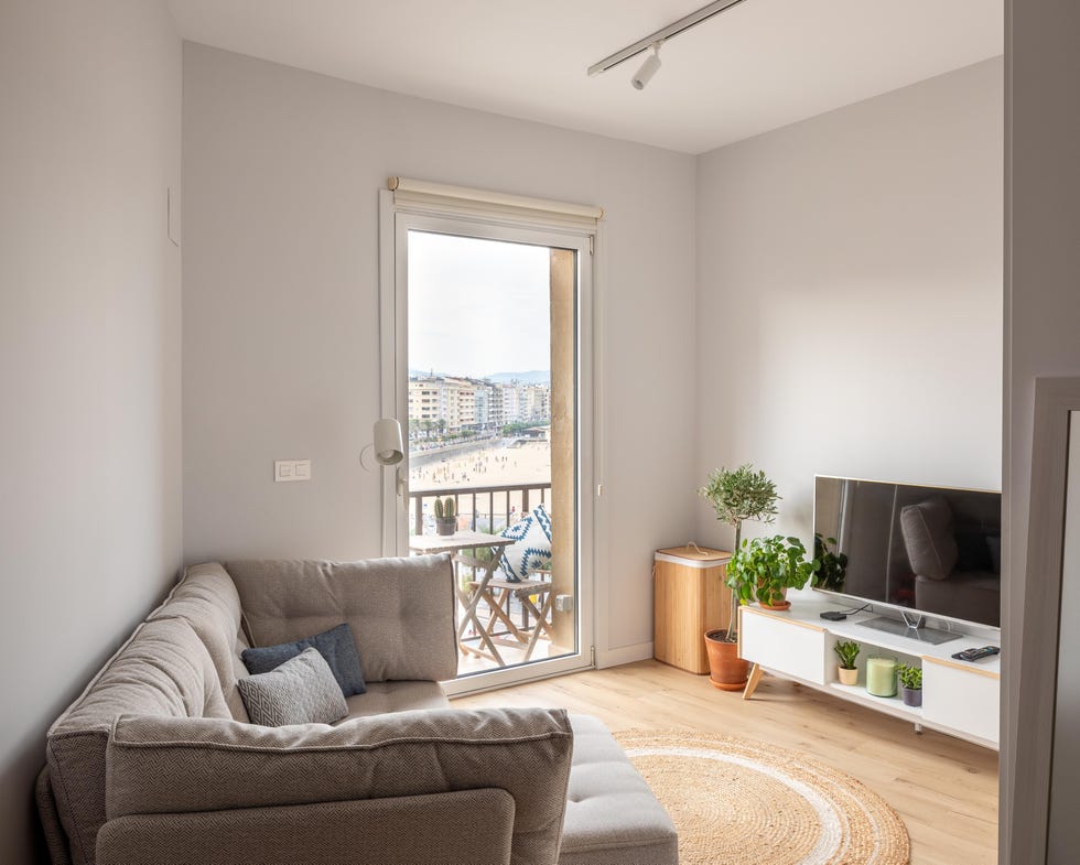 apartamento pequeño en san sebastián con espacio abiertoy salón con vistas a la playa