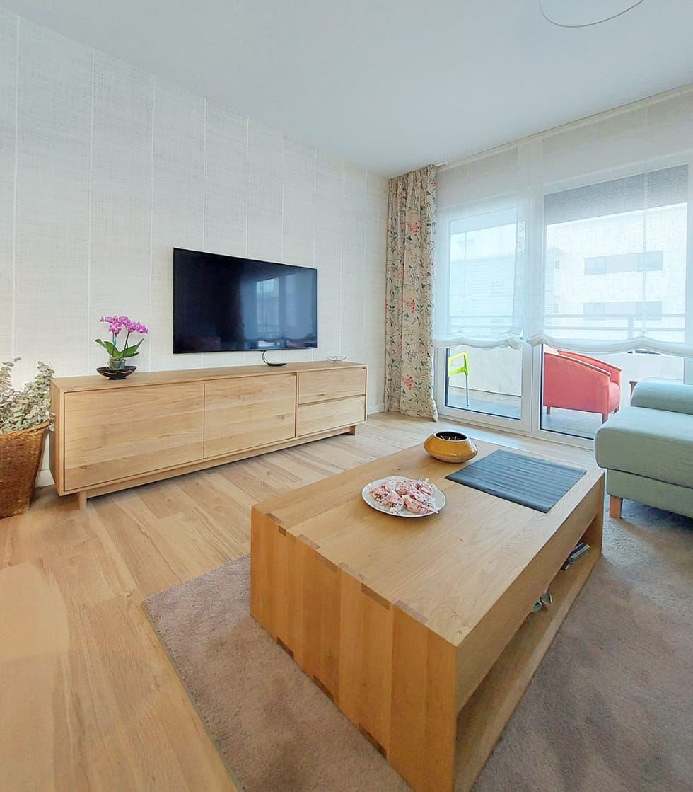 salón con mesa de centro y aparador de madera de diseño moderno