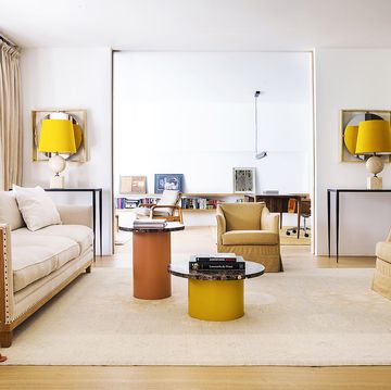 casa años 60 reformada  salon con dos mesas de centro, sofá y butacas