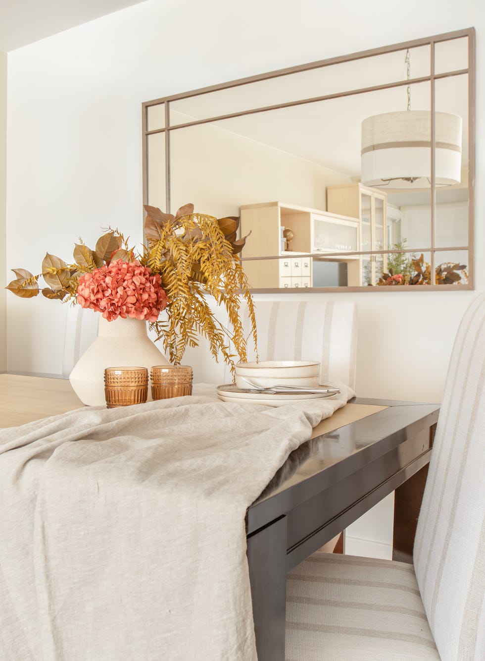 mesa de comedor de madera con estilismo