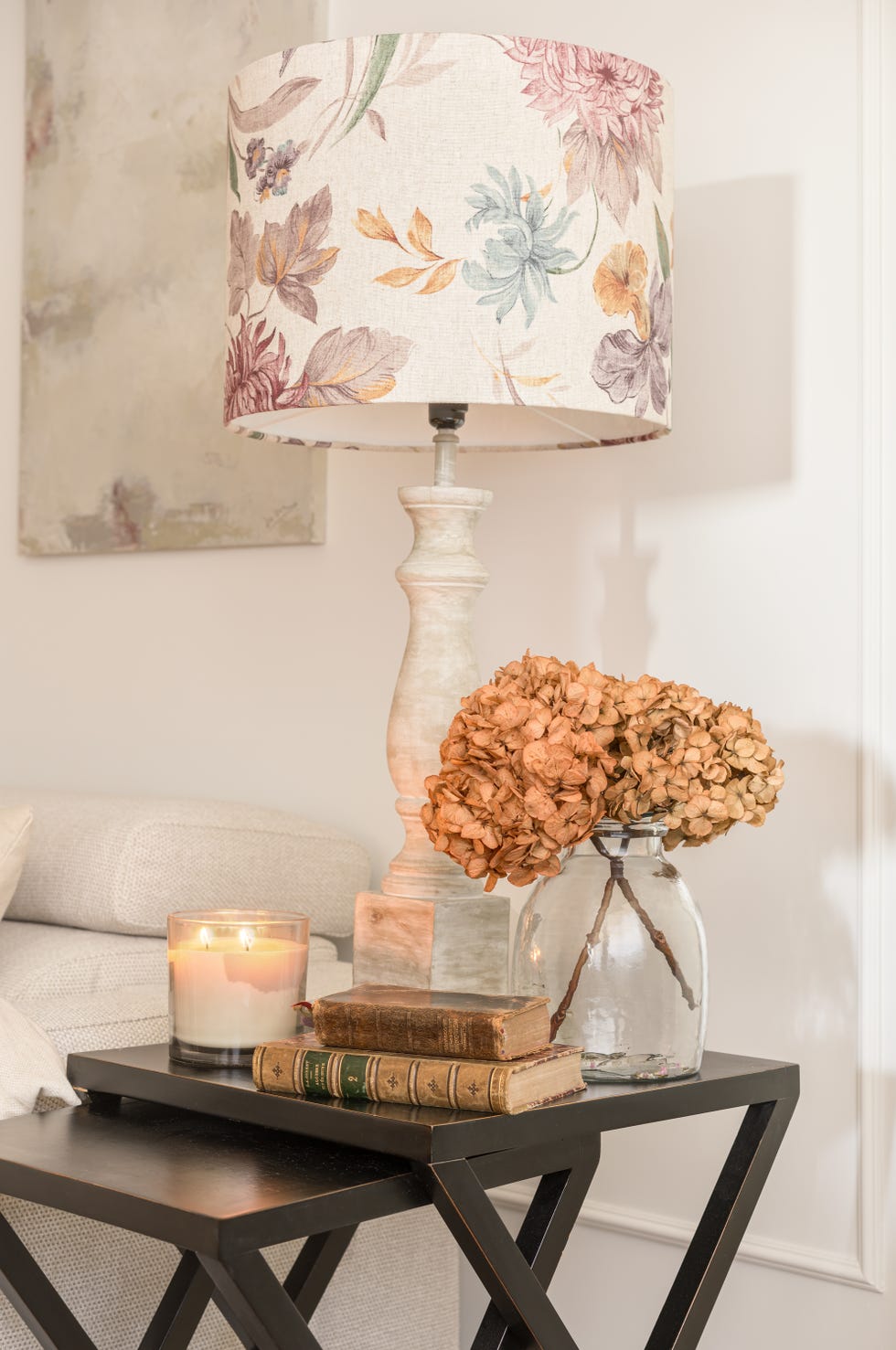 mesa auxiliar con lámpara con pantalla textil con motivos florales