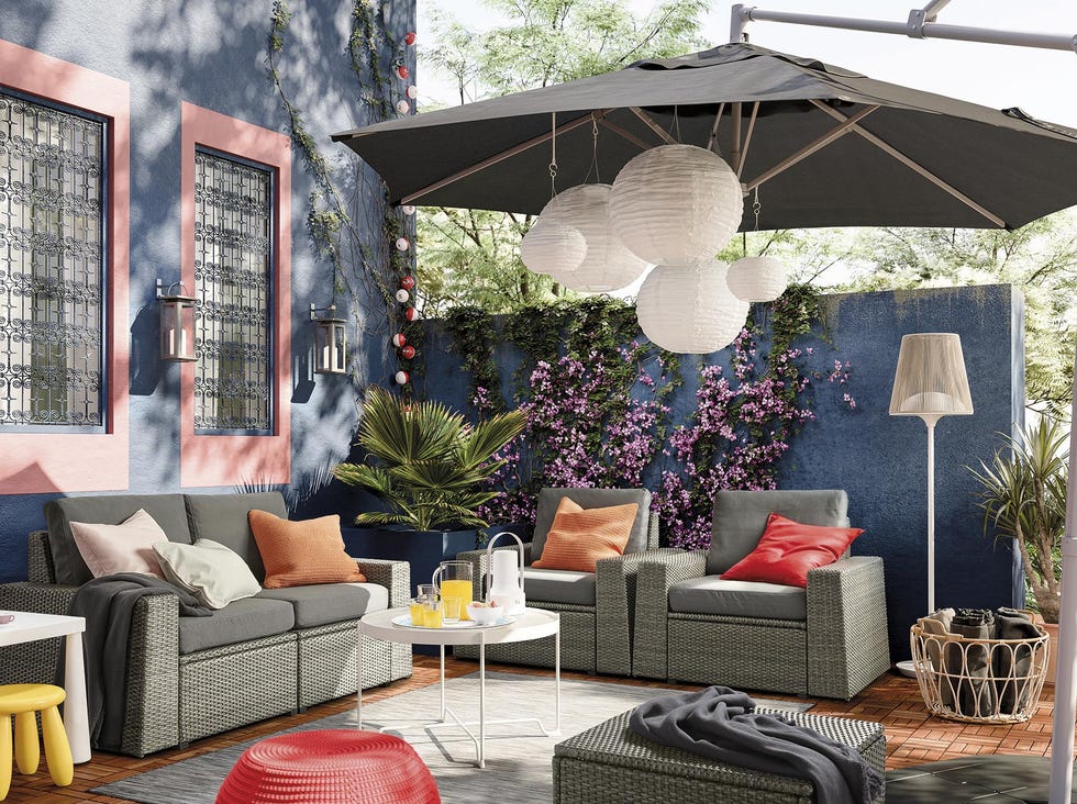 salón exterior en el patio con muebles de ikea