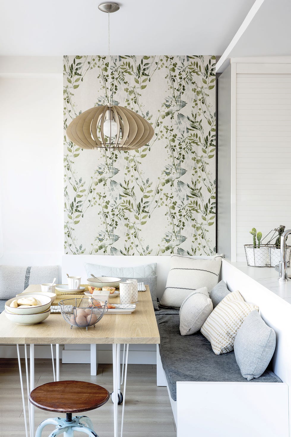 comedor moderno con banco en esquina y mesa de madera