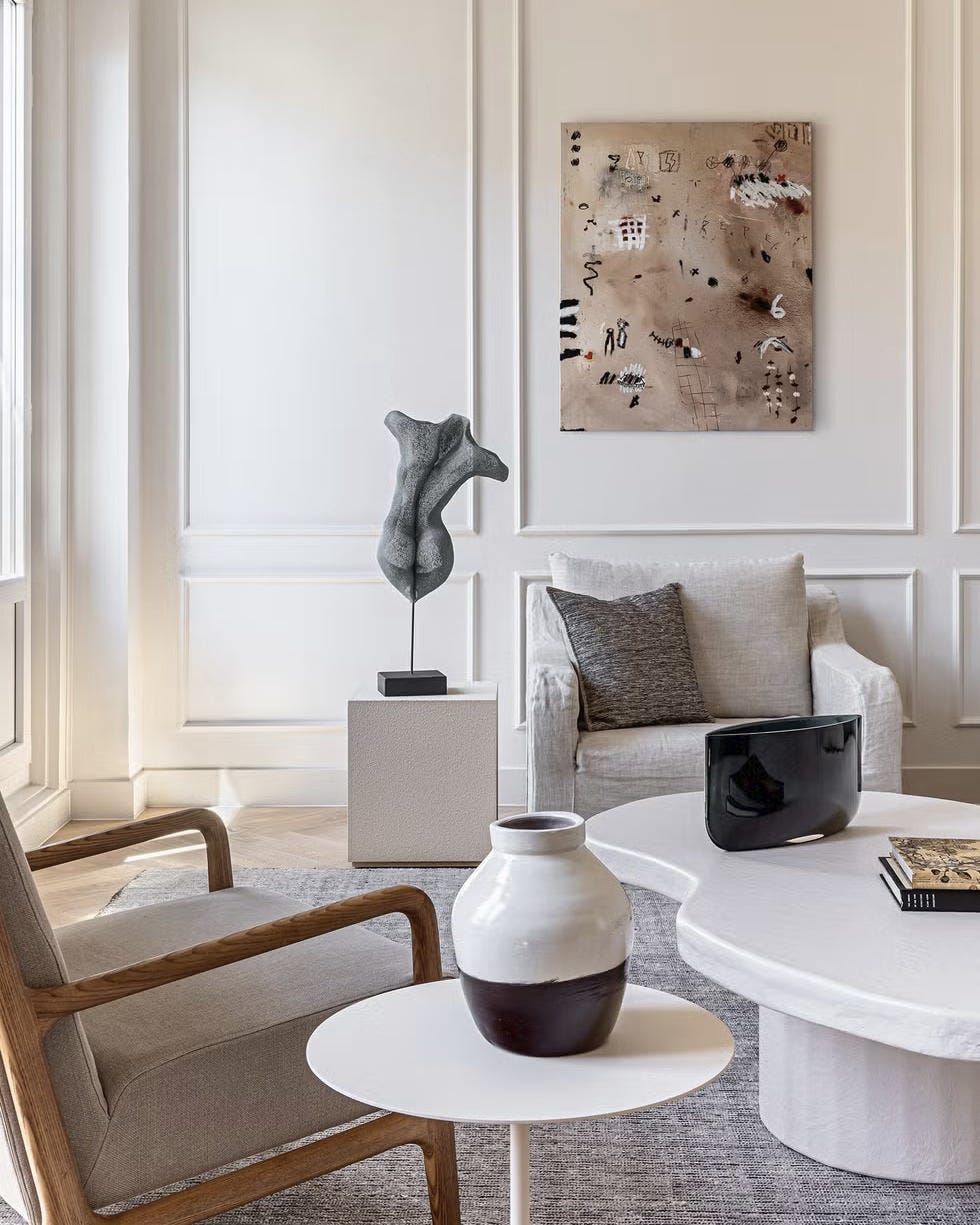 salón decorado en blanco y gris