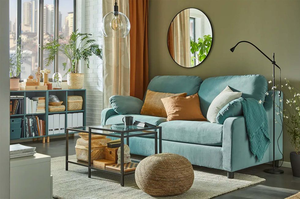 salón de ikea con sofá verde