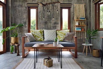 mesas auxiliares en un salón en estilo boho e industrial