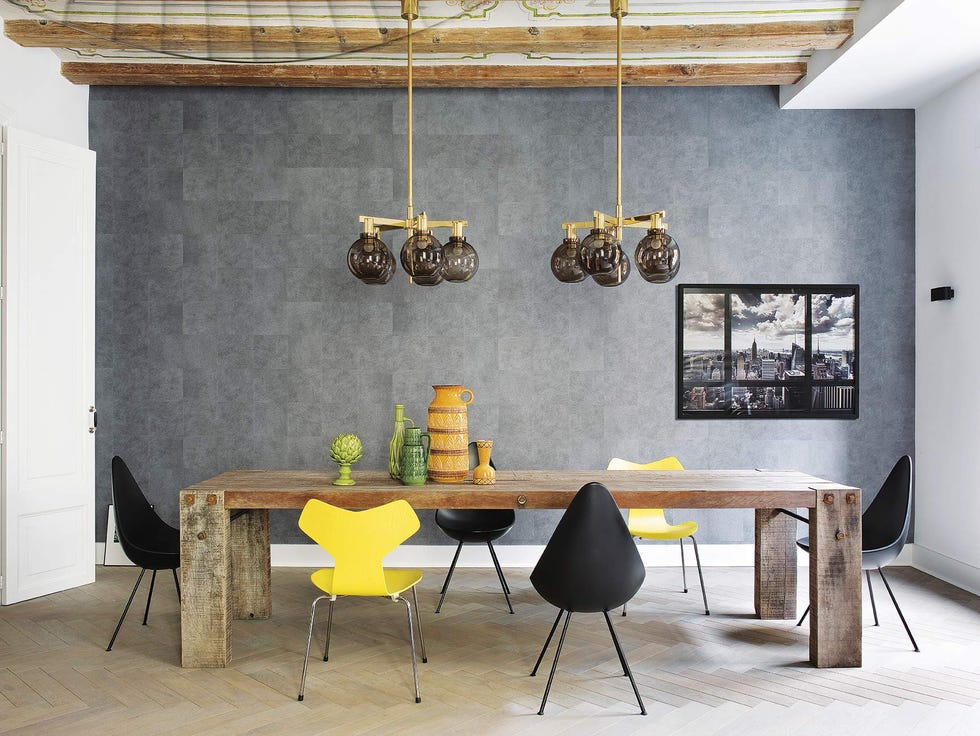 salón comedor sofisticado y cómodo comedor con pared gris y mesa de madera