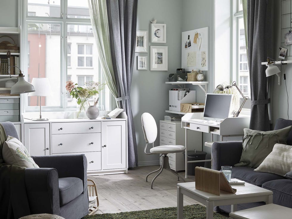 oficina en casa salón en tonos gris con escritorio blanco