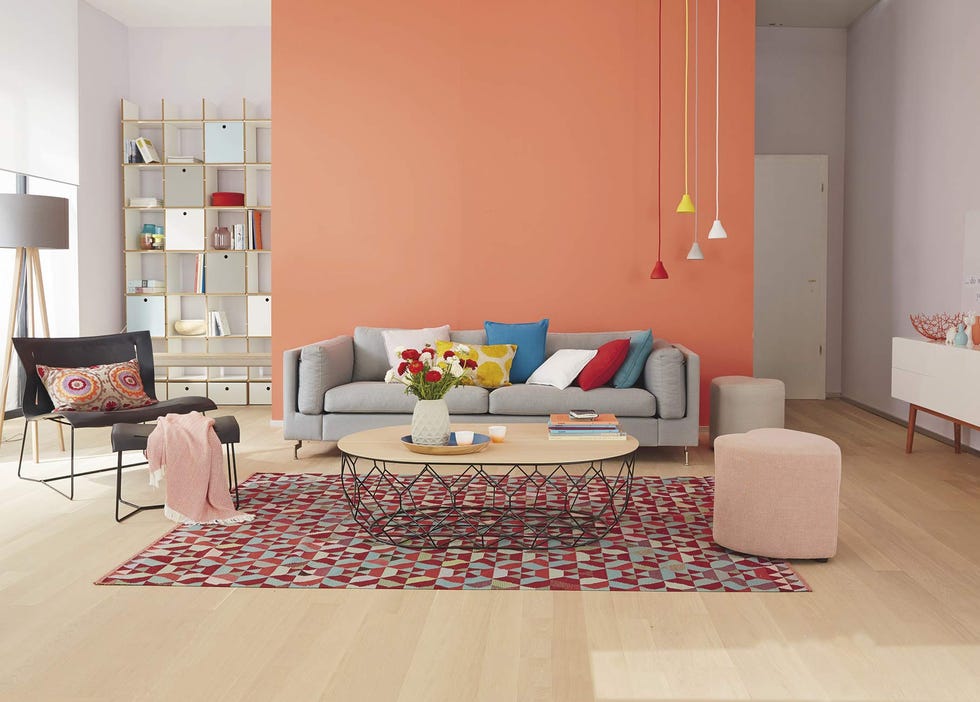 salón con sofá gris y pared coral pintura para paredes expresa, en brico depôt