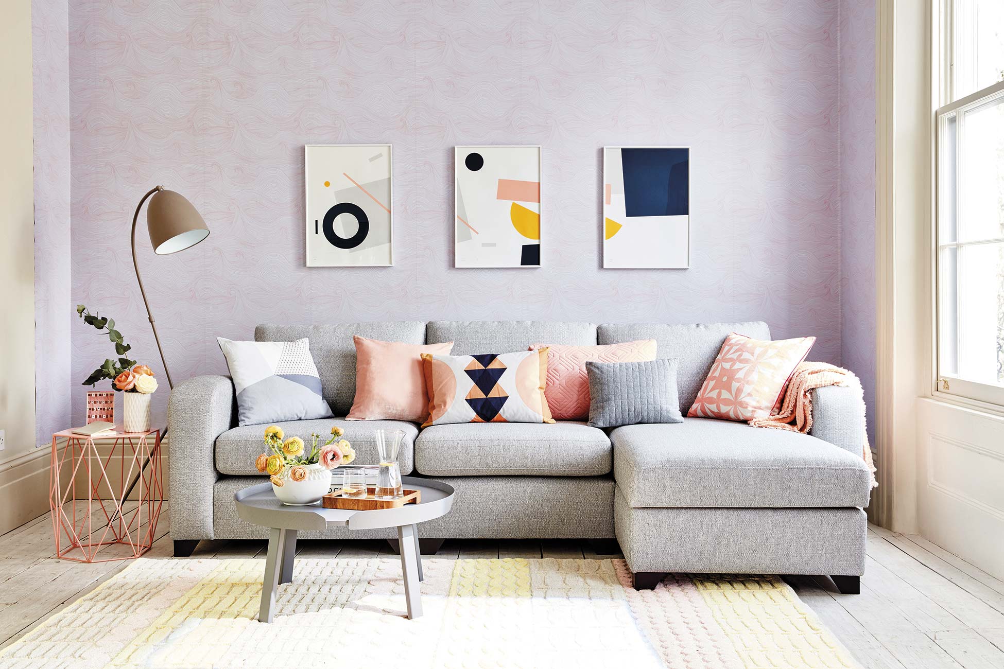salón moderno con sofá gris y pared color rosa