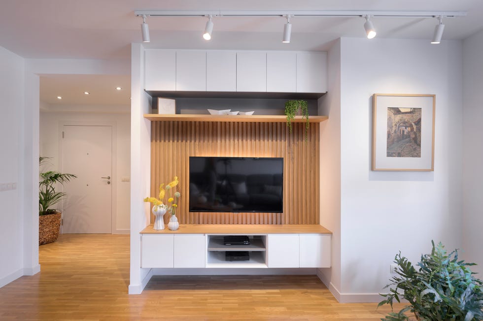 mueble de tv volado en blanco y madera