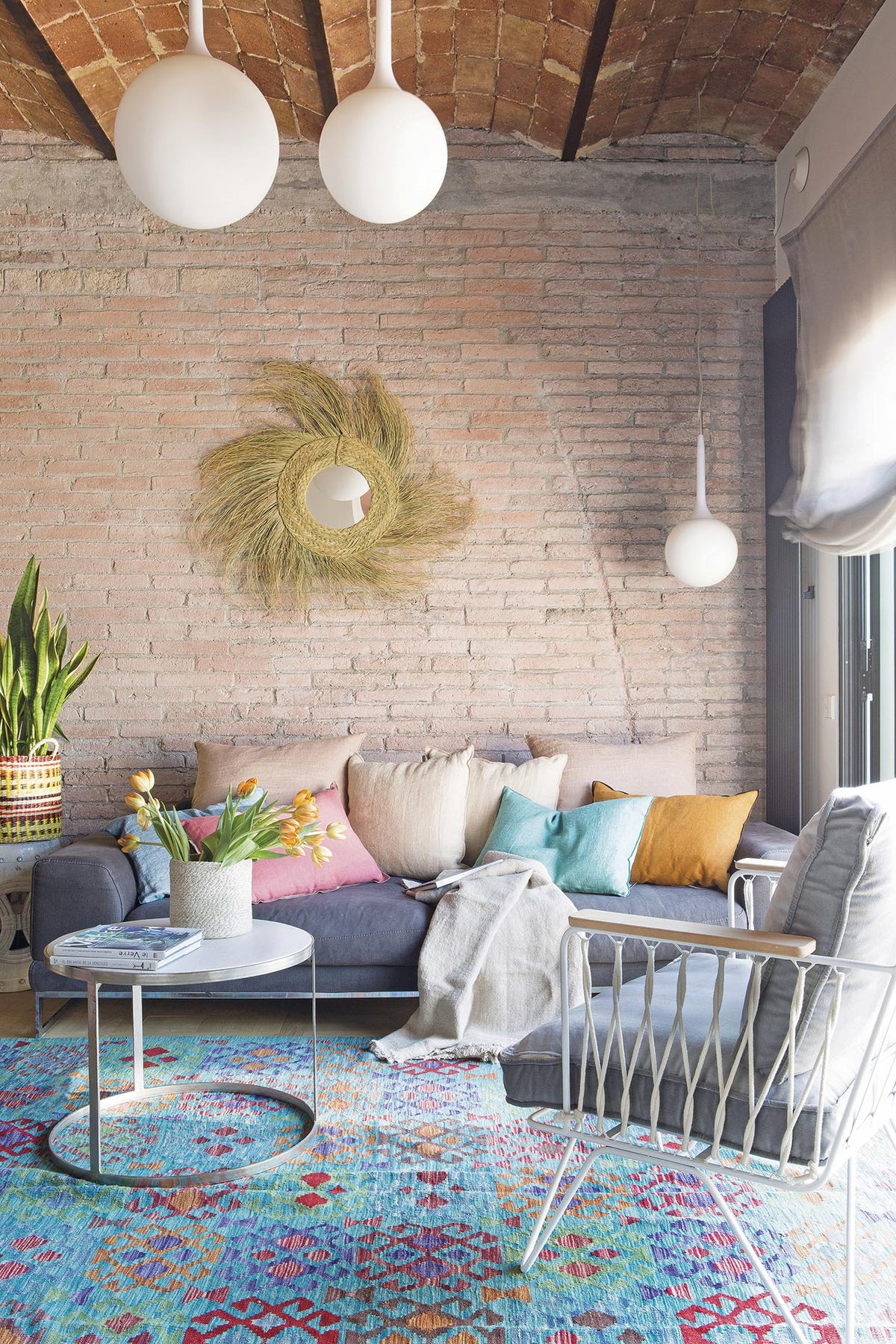 un salón con pared de ladrillo visto con decoración fresca